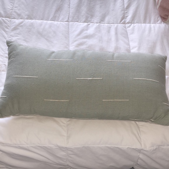 Four throw pillows! So cute for dorm/apartment - Picture 2 of 5